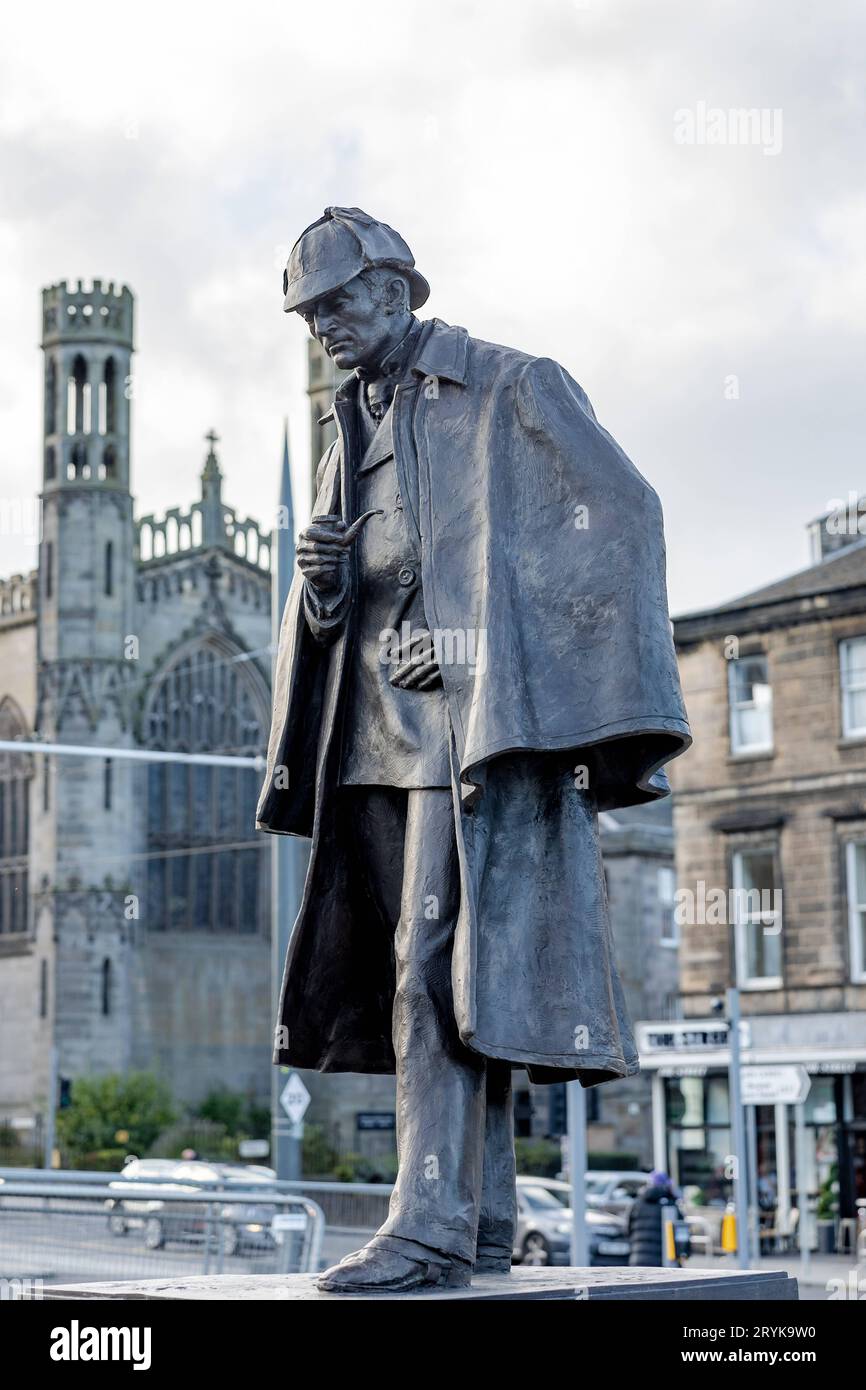 Die neu renovierte Statue von Sherlock Holmes wurde auf dem neuen erbauten Picardy Place in Edinburgh am 13. September 2023 enthüllt. Die Bronzeskulptur wurde zu Ehren seines Schöpfers Sir Arthur Conan Doyle erbaut, der in der Nähe geboren wurde. 29.09.2023 Edinburgh Schottland Großbritannien *** die neu renovierte Statue von Sherlock Holmes wurde am 13. September 2023 auf dem neu errichteten Picardy Place in Edinburgh enthüllt. Die Bronzeskulptur wurde zu Ehren seines Schöpfers Sir Arthur Conan Doyle, 29 09 2023 Edinburgh Scotland United Kingdom Credit: Imago/Alamy Live News Stockfoto