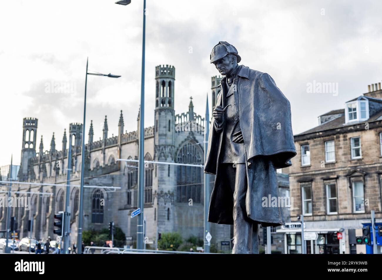 Die neu renovierte Statue von Sherlock Holmes wurde auf dem neuen erbauten Picardy Place in Edinburgh am 13. September 2023 enthüllt. Die Bronzeskulptur wurde zu Ehren seines Schöpfers Sir Arthur Conan Doyle erbaut, der in der Nähe geboren wurde. 29.09.2023 Edinburgh Schottland Großbritannien *** die neu renovierte Statue von Sherlock Holmes wurde am 13. September 2023 auf dem neu errichteten Picardy Place in Edinburgh enthüllt. Die Bronzeskulptur wurde zu Ehren seines Schöpfers Sir Arthur Conan Doyle, 29 09 2023 Edinburgh Scotland United Kingdom Credit: Imago/Alamy Live News Stockfoto