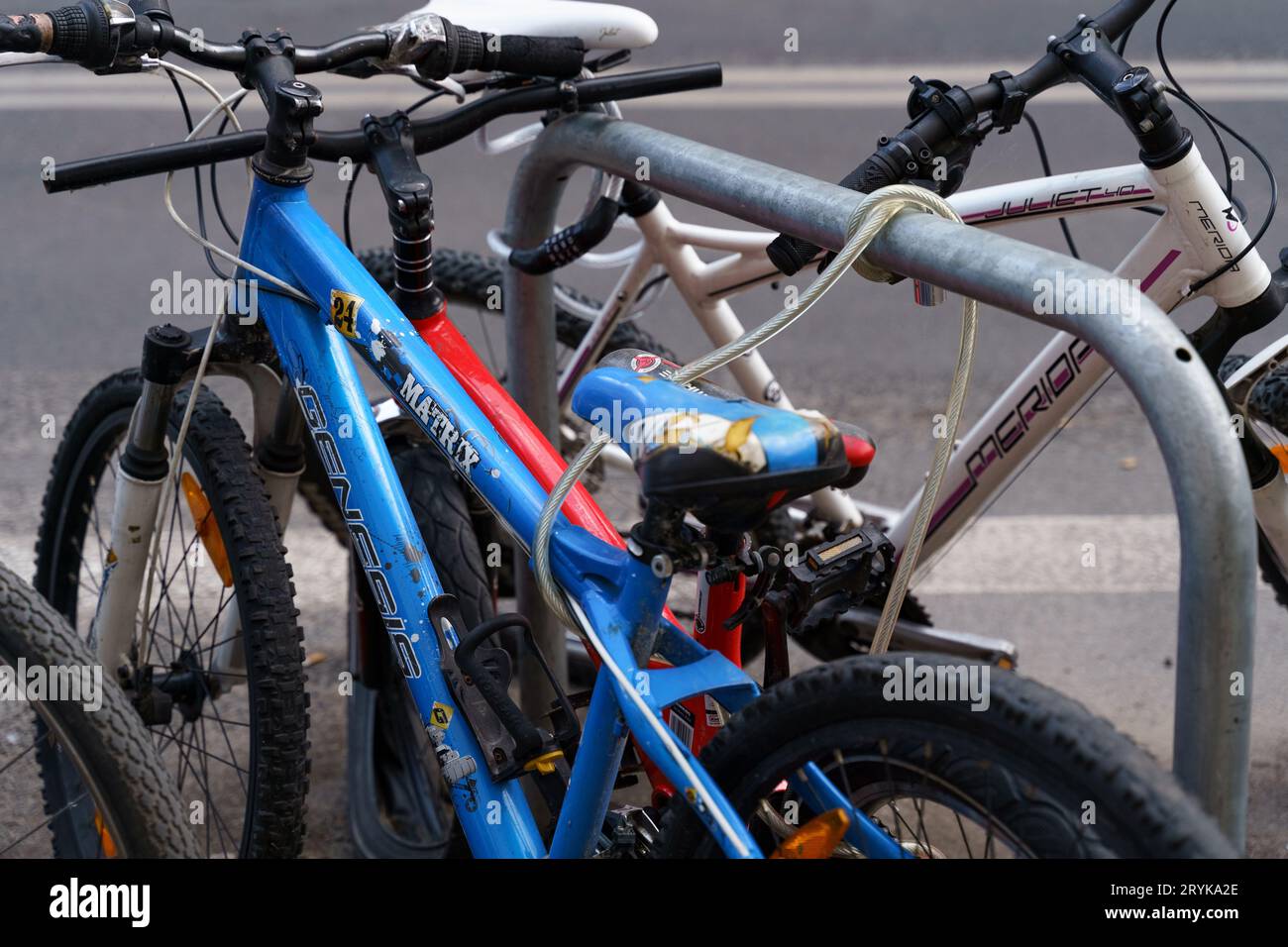 Poznan, Polen - 18. Juni 2023: Fahrräder im Fahrradträger. Ansicht von oben. Stockfoto Poznan, Polen - 18. Juni 2023: Fahrräder im Fahrradträger. Ansicht von oben. Stockfoto