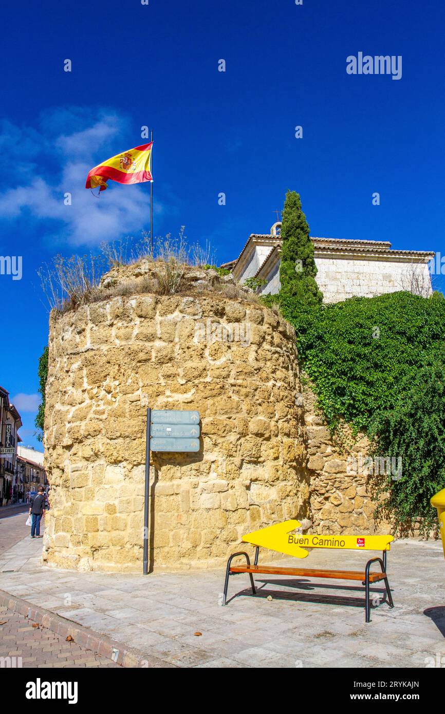 Bank für Pilger auf dem Jakobsweg auf dem Jakobsweg in der spanischen Stadt Carrion Spanien Stockfoto