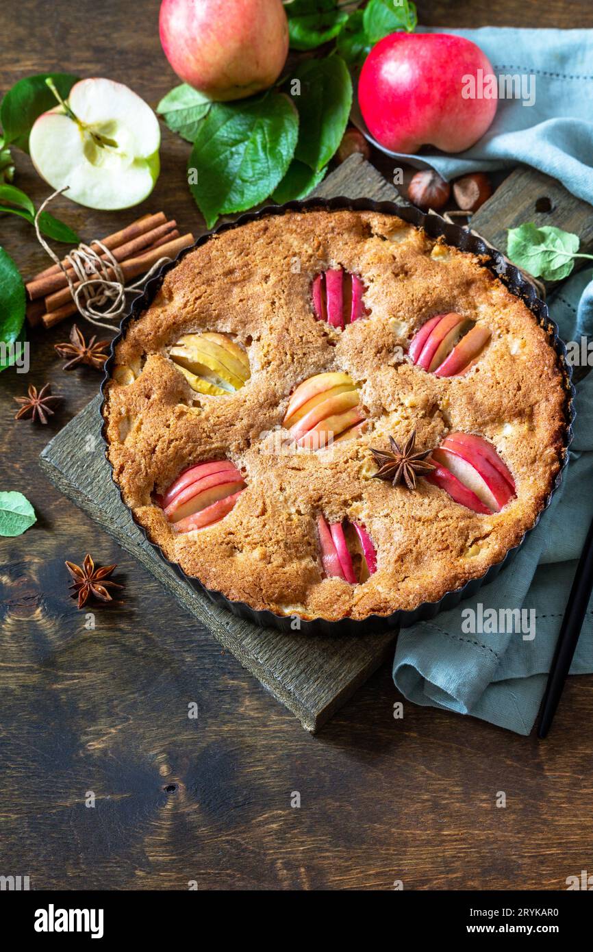 Apfelbäcken glutenfrei saisonal. Herbstkuchen mit Äpfeln, Haselnuss und Zimt auf einem Holztisch. Speicherplatz kopieren. Stockfoto