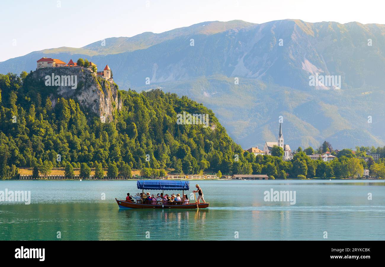 Traditionelles Boot, das Besucher vom Ufer zur Insel Bled bringt Stockfoto