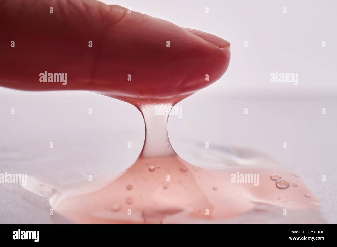 Die Textur einer rosafarbenen viskosen Kosmetik. Stockfoto