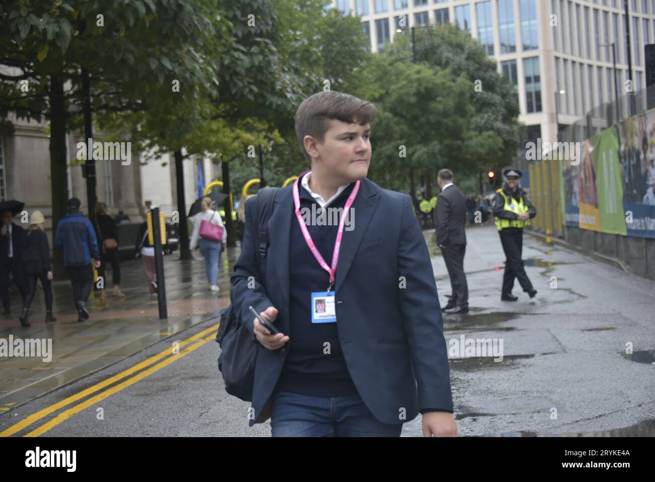 Menschen, die am 1. Tag auf der Konferenz der Konservativen Partei in Manchester, Großbritannien, ankommen, Konferenz der Konservativen Partei findet ab dem 1. Oktober im Manchester Central Convention Complex statt, mehrere Ringe aus Stahlsicherheit mit vielen Hunderten von Polizeibeamten, Antiterrormaßnahmen sichtbar, Konservative Partei, Konferenz, Protest, Konferenz, Konferenz, Demonstration, Konservative Partei, Konservative Partei, Konservative Partei, Konservative Partei, Tory Kredit: Terry Waller, Stockfoto