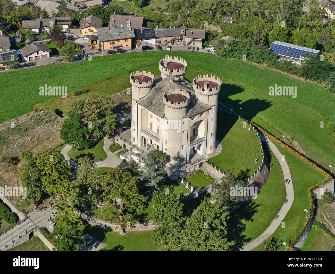 LUFTAUFNAHME. Schloss Aymavilles. Aymavilles, Aostatal, Italien. Stockfoto