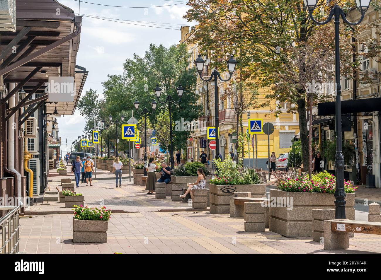 Menschen, die die Straßen in der russischen Stadt Rostow am Don entlang laufen. Stockfoto