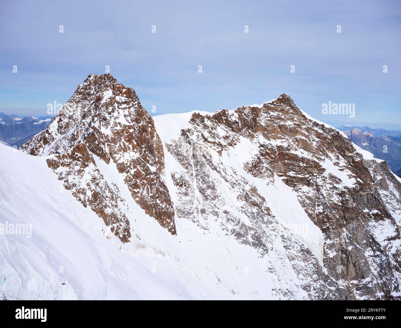 LUFTAUFNAHME. Monte Rosa Massiv mit links nach rechts Dufourspitze (ein 4634 Meter hoher Gipfel in der Schweiz) und der italienischen Seite von Nordend (4609 Meter). Stockfoto