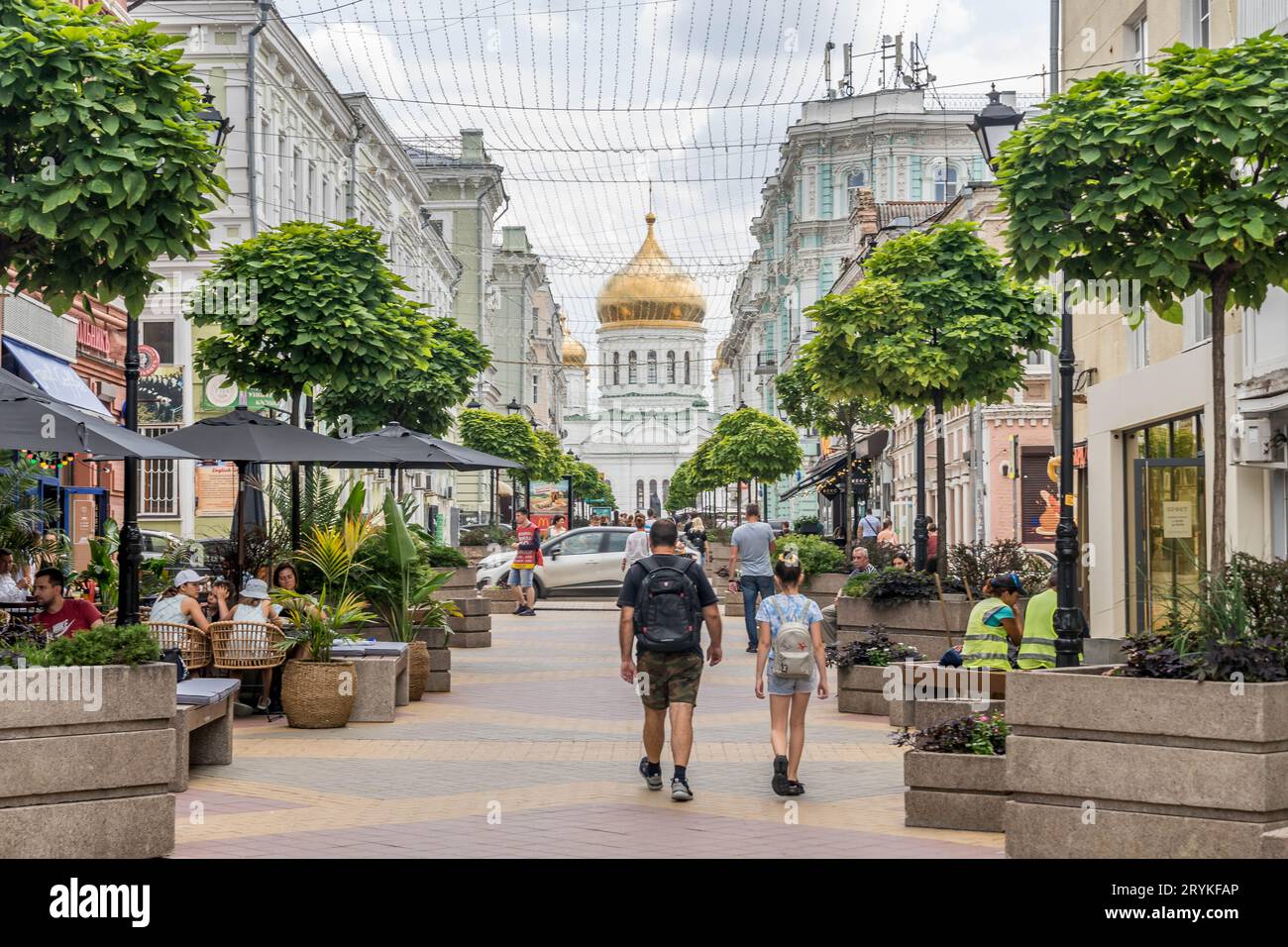 Menschen, die die Straßen in der russischen Stadt Rostow am Don entlang laufen. Stockfoto