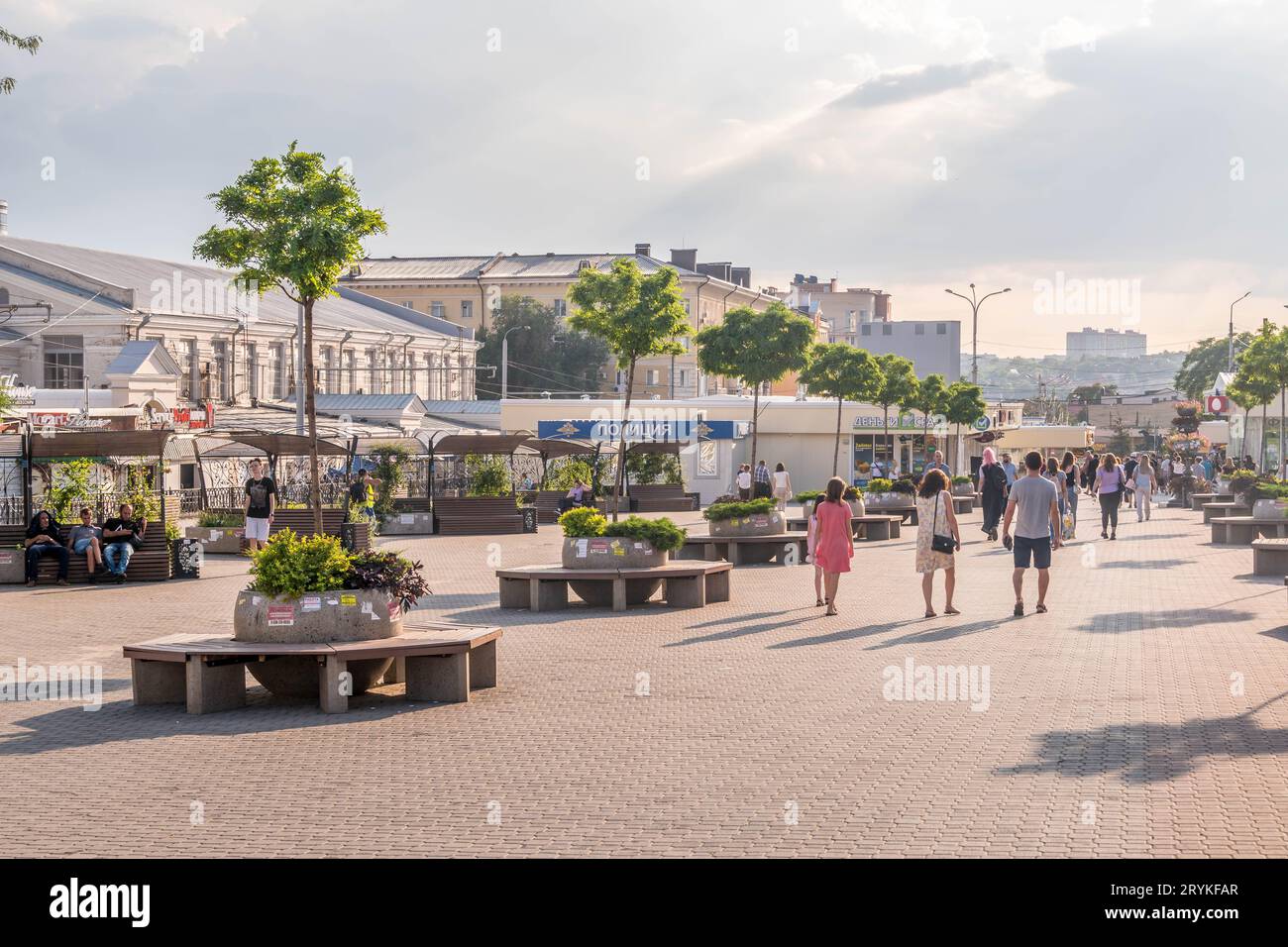 Menschen, die die Straßen in der russischen Stadt Rostow am Don entlang laufen. Stockfoto