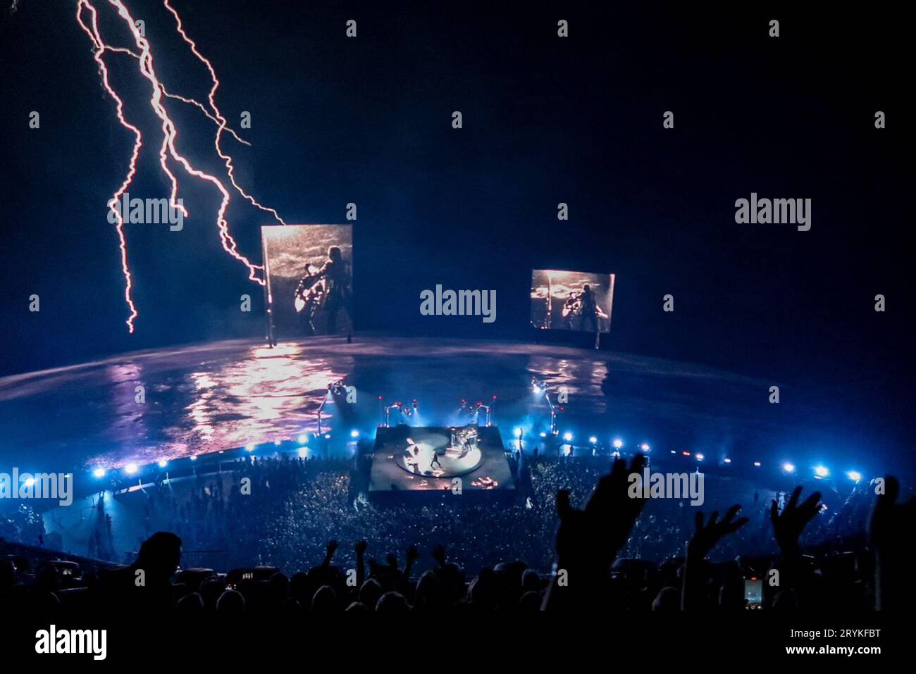 Las Vegas, USA. September 2023 30. LAS VEGAS, NEVADA - SEPTEMBER 29: Bono, The Edge, Adam Clayton und Bram van den Berg von U2 spielen am Eröffnungsabend von U2: Achtung Baby Live im Sphere am 29. September 2023 in Las Vegas, Nevada. Foto: Amiee Stubbs/imageSPACE Credit: Imagespace/Alamy Live News Stockfoto