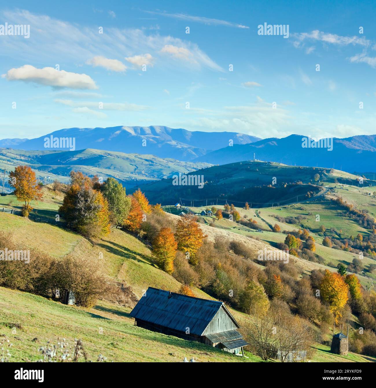 Herbst Bergdorf (Karpaten, Ukraine). Stockfoto