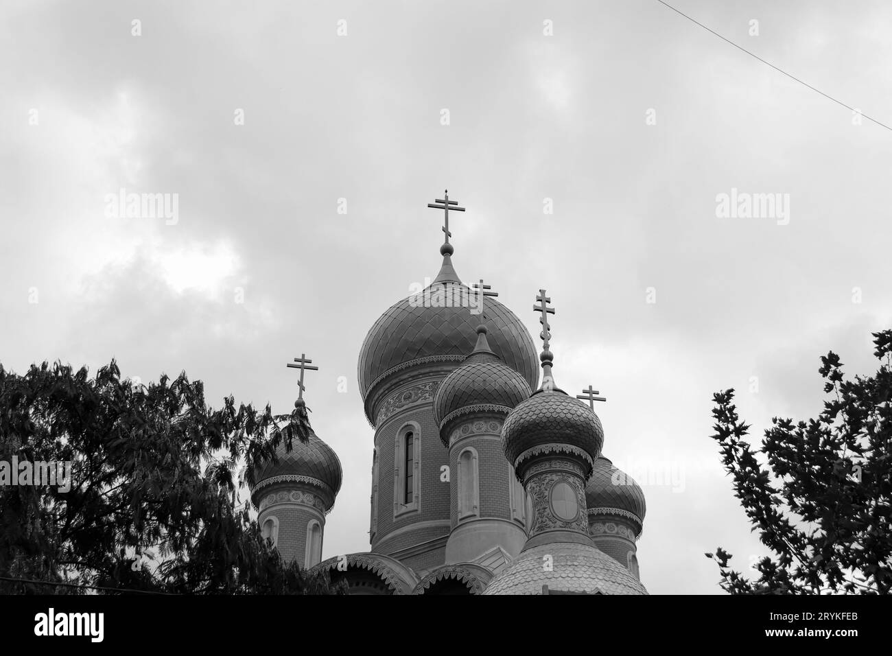 St. Nikolaus Russische Kirche in der Nähe des Universitätsplatzes in der Innenstadt von Bukarest Äußere der sieben Zwiebelkuppeln oben auf dem Gebäude in Schwarz-weiß Stockfoto