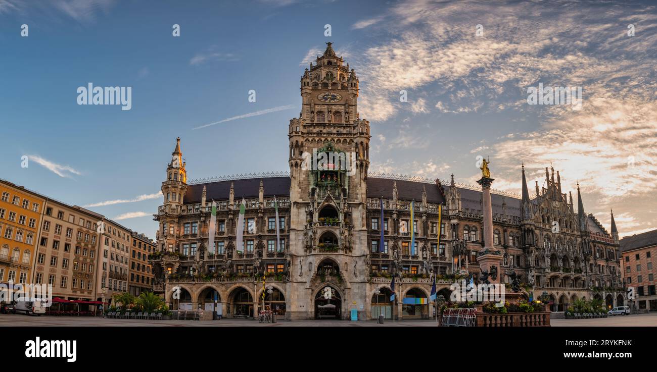 München (München) Deutschland, Panorama Sonnenaufgang City Skyline am Marienplatz Neuer Rathausplatz Stockfoto