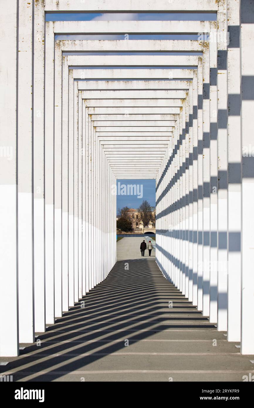 Avenue of the Tates of Heaven, moderner Kreuzgang im Bauhaus-Stil, Schwerin, Deutschland, Europa Stockfoto