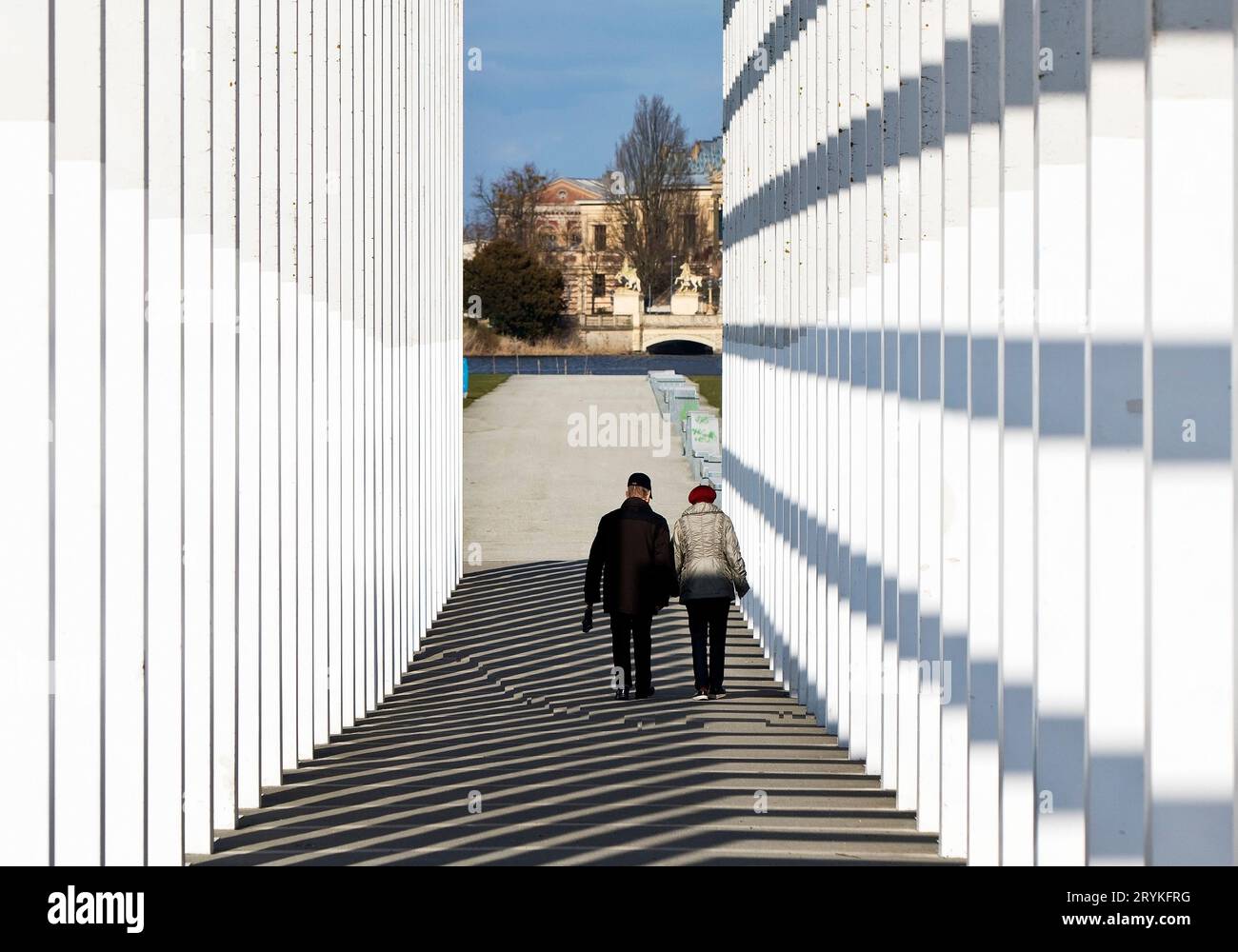 Avenue of the Tates of Heaven, moderner Kreuzgang im Bauhaus-Stil, Schwerin, Deutschland, Europa Stockfoto