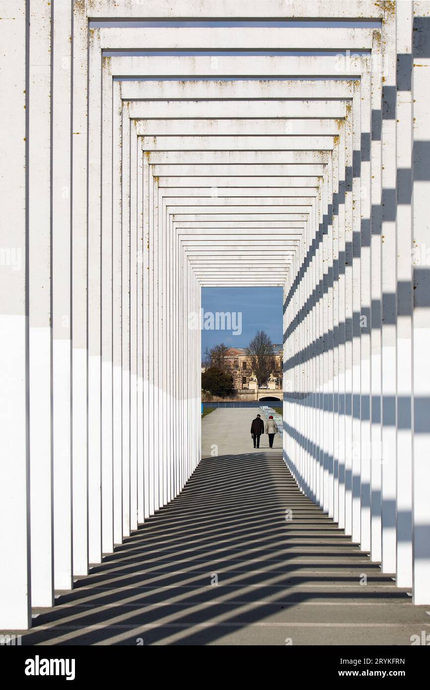 Avenue of the Tates of Heaven, moderner Kreuzgang im Bauhaus-Stil, Schwerin, Deutschland, Europa Stockfoto