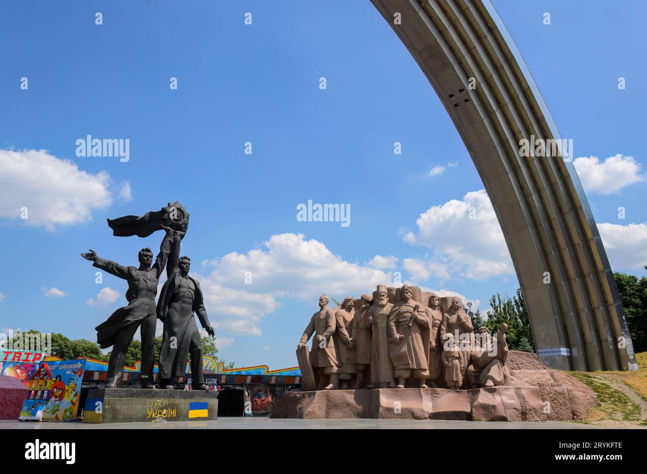 Denkmal für die Brüderschaft der Nationen und den Bogen der Freiheit in Kiew - Ukraine Stockfoto