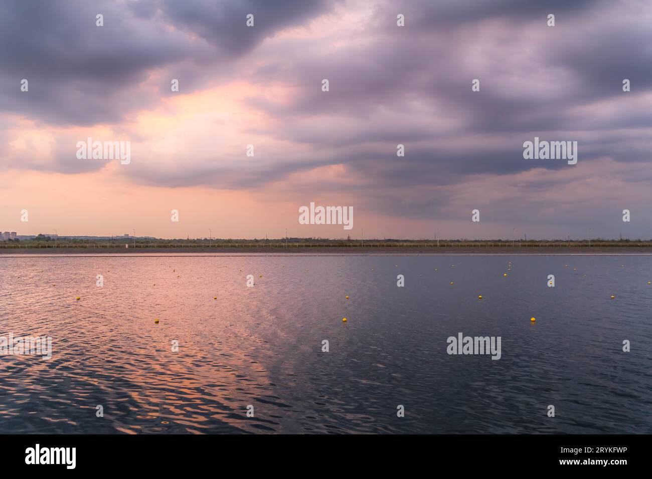 Der Sonnenuntergang aus der Vogelperspektive auf den Teich in Rostow-on-Don im Süden Russlands nahe der Grenze der Ukraine. Stockfoto