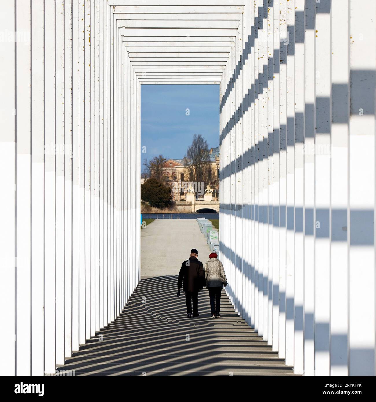 Avenue of the Tates of Heaven, moderner Kreuzgang im Bauhaus-Stil, Schwerin, Deutschland, Europa Stockfoto