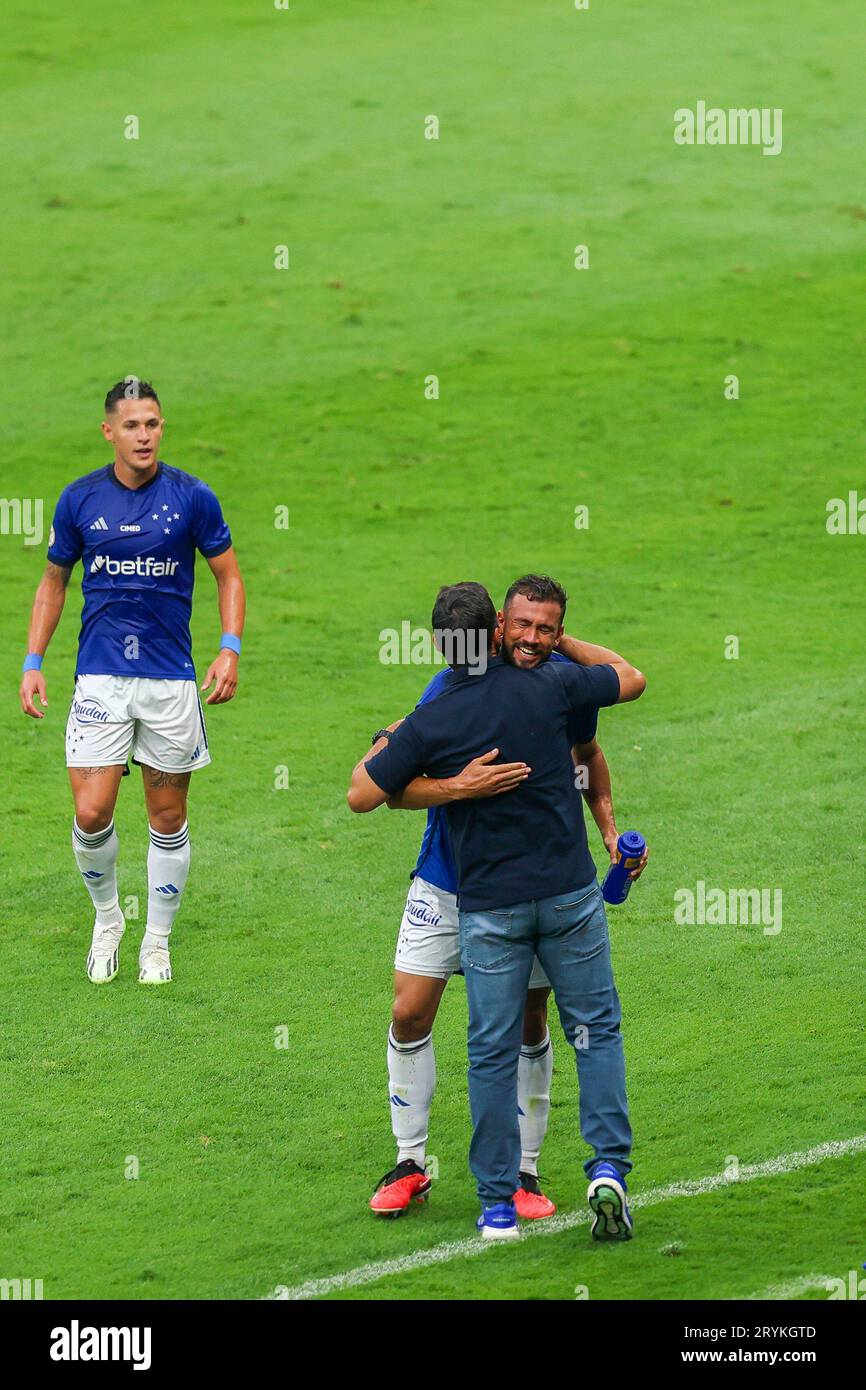 Belo Horizonte, Brasilien. Oktober 2023. Das Mineirao-Stadion Luciano Castan do Cruzeiro feiert sein Tor mit Trainer Ze Ricardo während des Spiels zwischen Cruzeiro und America Mineiro, für die 25. Runde der brasilianischen Meisterschaft 2023, im Mineirao-Stadion diesen Sonntag, 01. 30761 (Daniel Castelo Branco/SPP) Credit: SPP Sport Press Photo. Alamy Live News Stockfoto