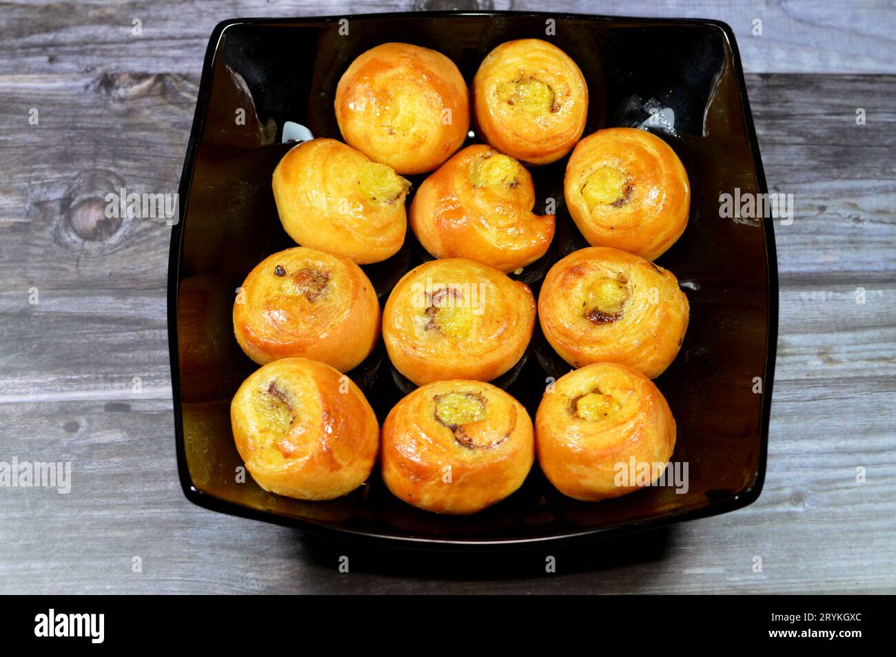 Mini Cinnamon Swirl Blätterrolle, gesüßt mit Honig und Rosinen und ...