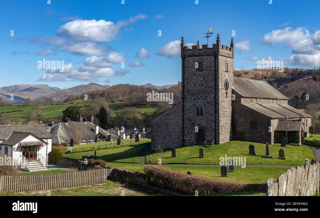 St. Michael and All Angels Church im Dorf Hawkshead, Cumbria, England. Sie ist eine aktive anglikanische Pfarrkirche im Dekanat von Windermere. Stockfoto