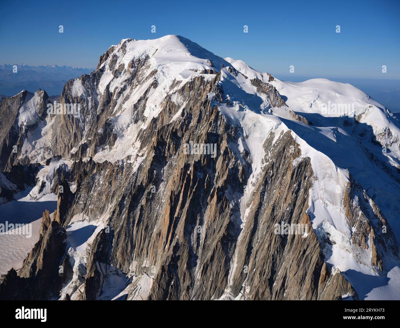 LUFTAUFNAHME. Mont Blanc (4808 m), Dôme du Goûter (rechts vom Mont Blanc) und Mont Blanc du Tacul (vorne). Chamonix, Auvergne-Rhone-Alpes, Frankreich. Stockfoto