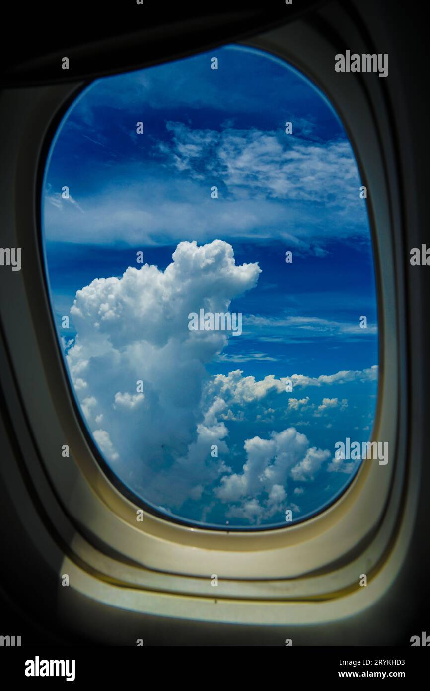 Wolken und Himmel vom Flugzeug aus gesehen Stockfoto