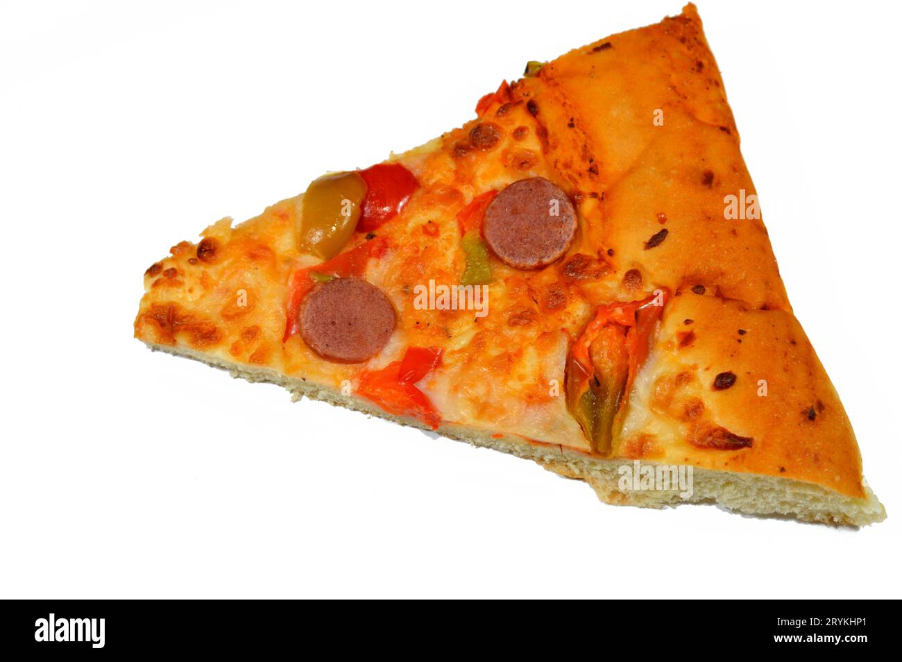 Käse-Fougasse-Brot mit grünen Paprikasscheiben, Käse und geschnittener Wurst, die im Ofen gebacken werden, ist eine typische Brotsorte Stockfoto