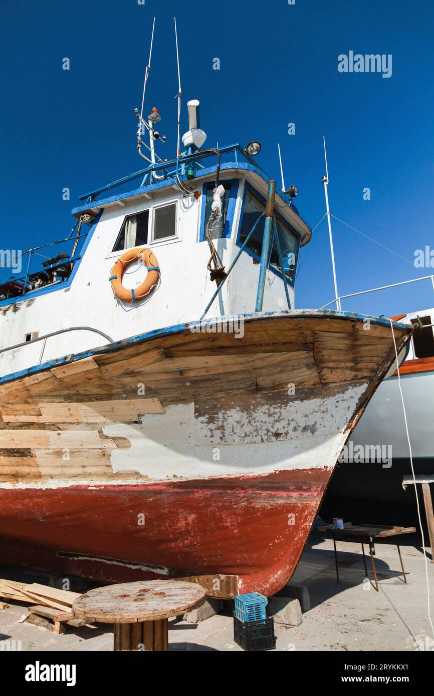 Das Fischerboot wird an einem sonnigen Tag im Hafen von Varna gewartet Stockfoto