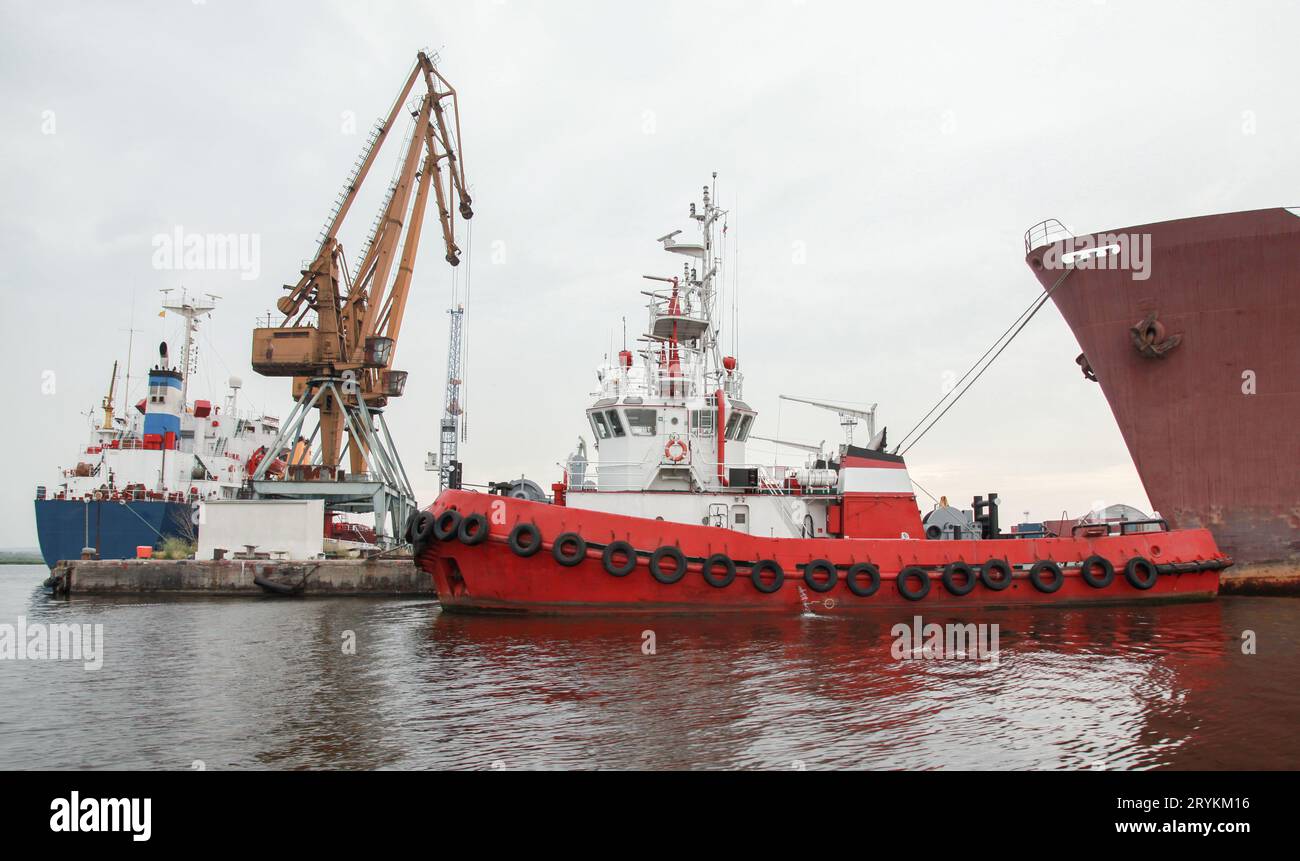 Rotes Schleppboot im Hafen von Varna, Bulgarien Stockfoto
