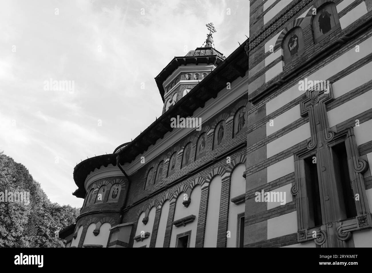 Schwarz-weiß Mănăstirea Sinaia, die große Kirche im Sinaia Kloster Außenwand Design Stockfoto