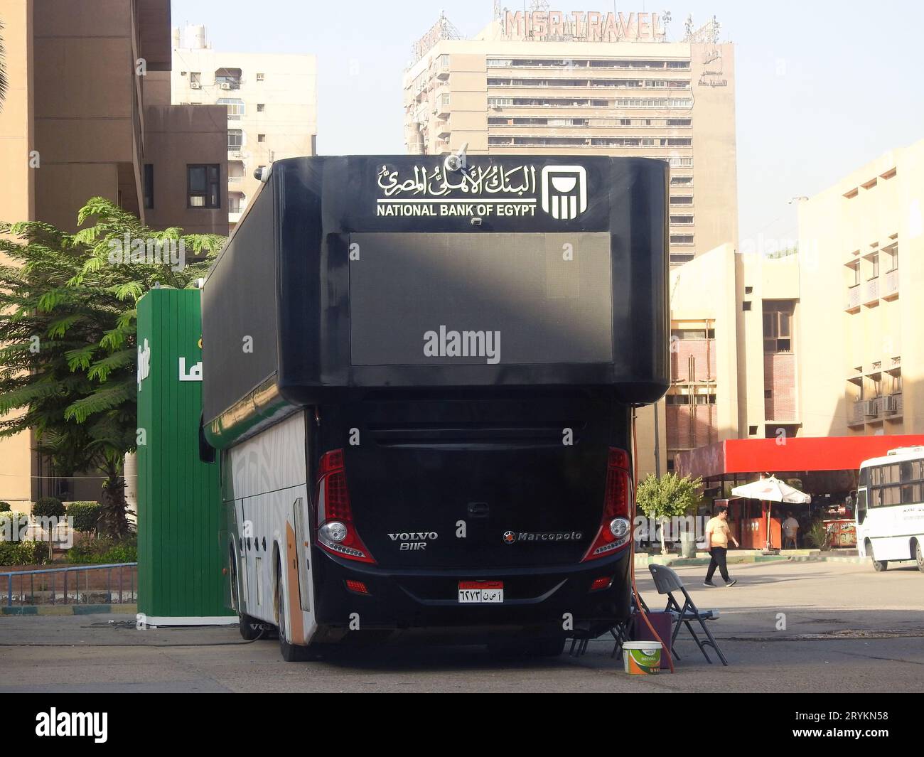 Kairo, Ägypten, 7. September 2023: National Bank of Egypt oder Al Bank Al Ahly Al Masre, die mobile Busfiliale, mit Geldautomaten und elektronischen Diensten für Zollabfertigung Stockfoto