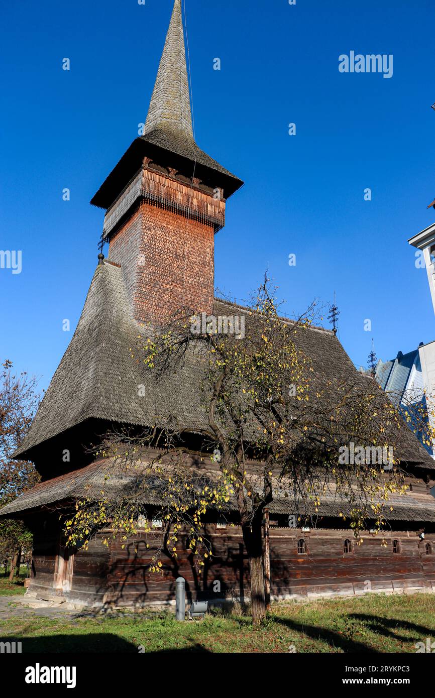 Seitenansicht der Holzkirche St. Nikolaus in Budesti ist eine von acht Holzkirchen, die von der UNESCO zum Weltkulturerbe erklärt wurden Stockfoto