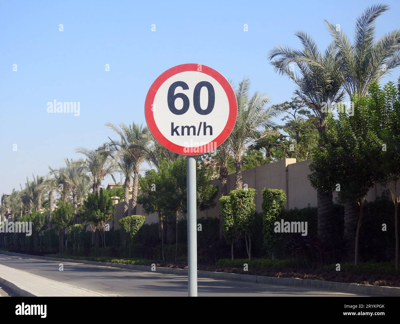 60 KM Geschwindigkeitsbegrenzungsschild eine Autobahn, 60 km/h Verkehrsschild, ein Beschränkungsschild für Autofahrer, die Geschwindigkeit über 60 Kilo nicht zu überschreiten Stockfoto