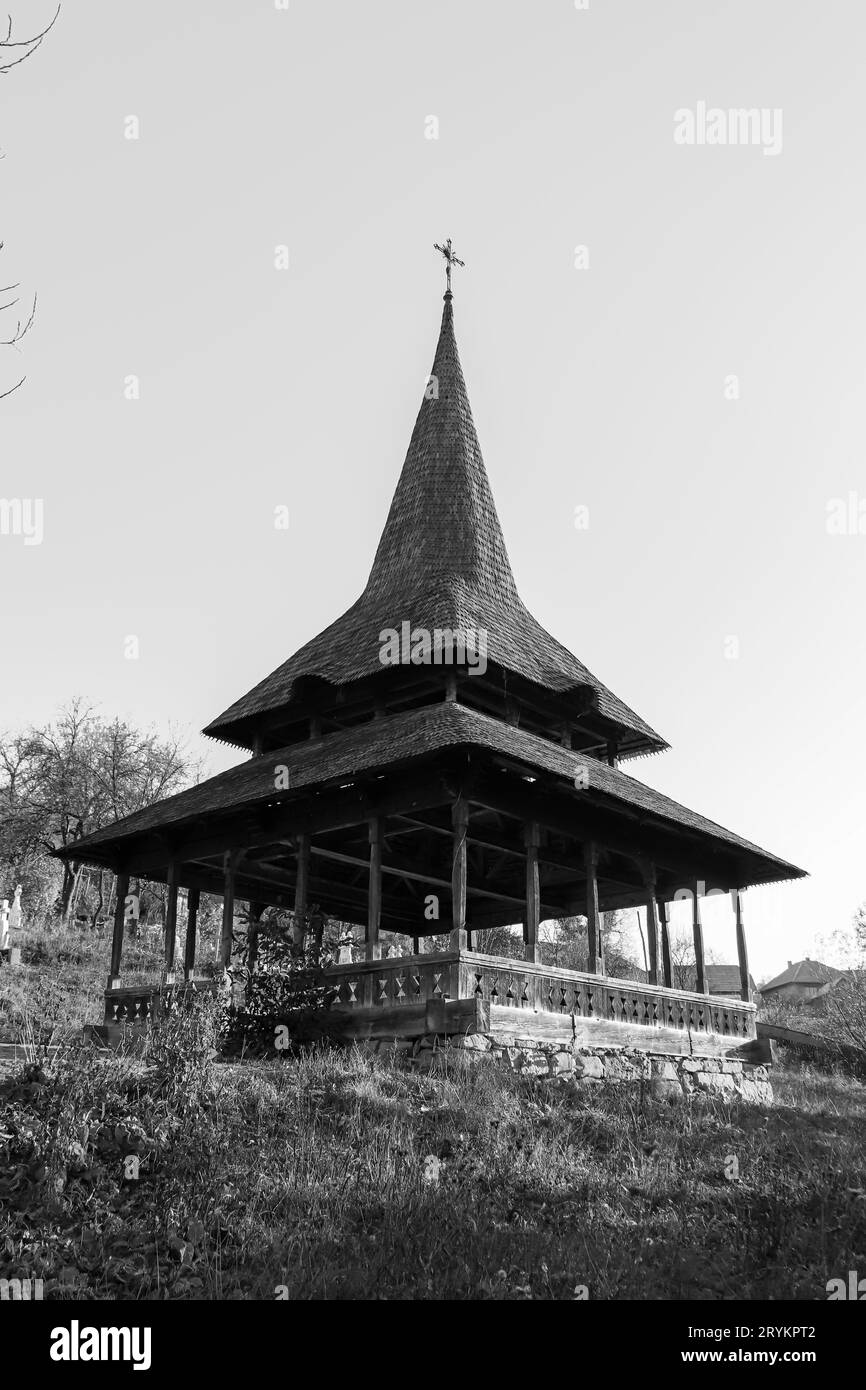 Schwarz-weiße Holzkirche, die von der UNESCO als Weltkulturerbe in der Region Maramureș gelistet ist Stockfoto