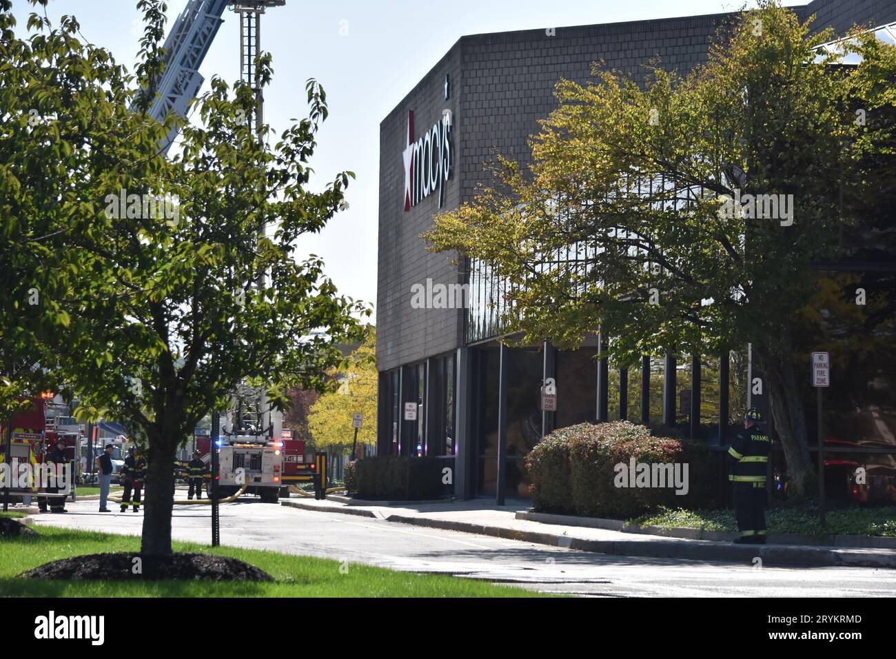 Paramus, Usa. Oktober 2023. Die Feuerwehr reagiert auf Macy's im Paramus Park Mall Fire, Sonntag Nachmittag in Paramus, New Jersey. Die Ersthelfer bekämpften am Sonntagnachmittag einen drei-Alarm-Brand bei Macy's. Es wurden keine Verletzungen sofort gemeldet. Die Branduntersuchung findet vor Ort statt, und die Ermittler ermitteln die Brandursache. (Foto: Kyle Mazza/SOPA Images/SIPA USA) Credit: SIPA USA/Alamy Live News Stockfoto