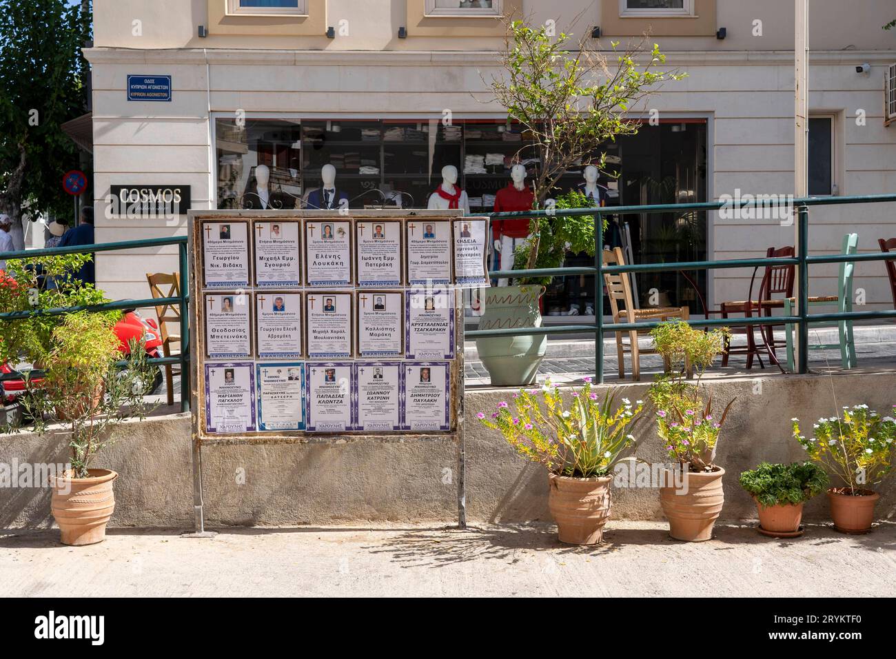 Todesanzeigen, veröffentlicht im Ort Agios Nikolaos, im östlichen Teil von Kreta, Griechenland, Agios Nikolaos *** Nachrufe veröffentlicht in der Stadt Agios Nikolaos, im östlichen Teil von Kreta, Griechenland, Agios Nikolaos. Bildnachweis: Imago/Alamy Live News Stockfoto