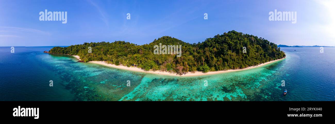 Panoramablick vom Himmel auf die Insel Koh Kradan Thailand, 2023 zum besten Strand der Welt gewählt Stockfoto