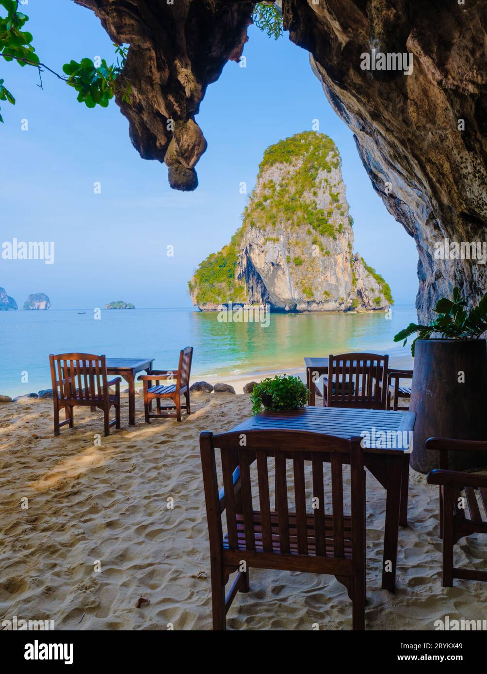 Restaurant mit Stühlen am Strand in einer Kalksteingrotte im Railai Beach Krabi Thailand Stockfoto