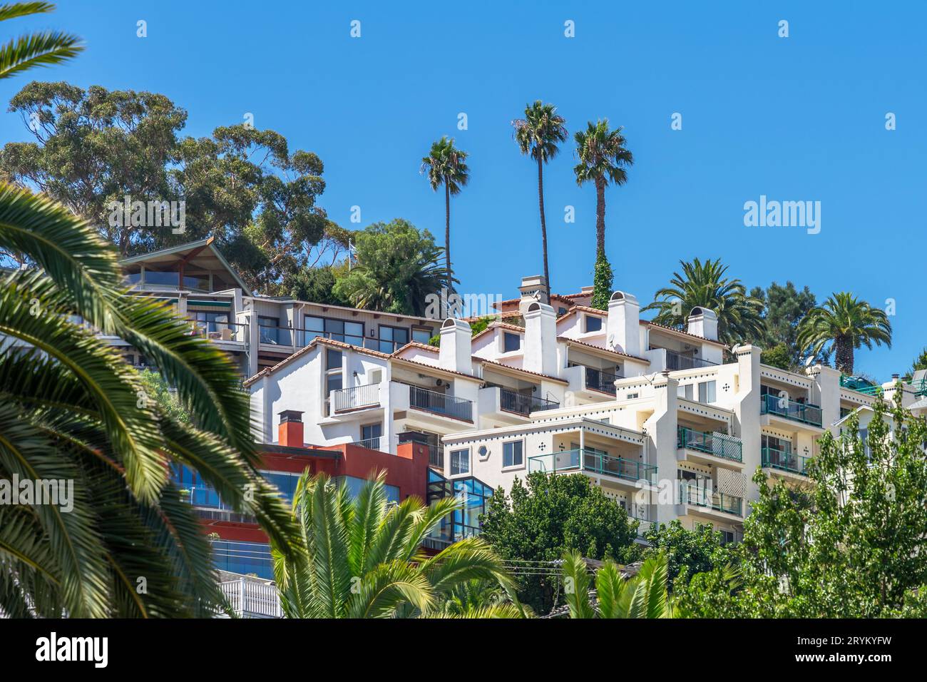 Avalon, CA, USA - 13. September 2023: Häuser am Hang mit Balkon in der Stadt Avalon auf der Insel Santa Catalina, Kalifornien. Stockfoto