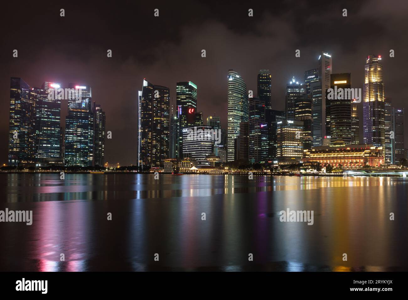 Marina Bay von Singapur beleuchtet bei Nacht Stockfoto
