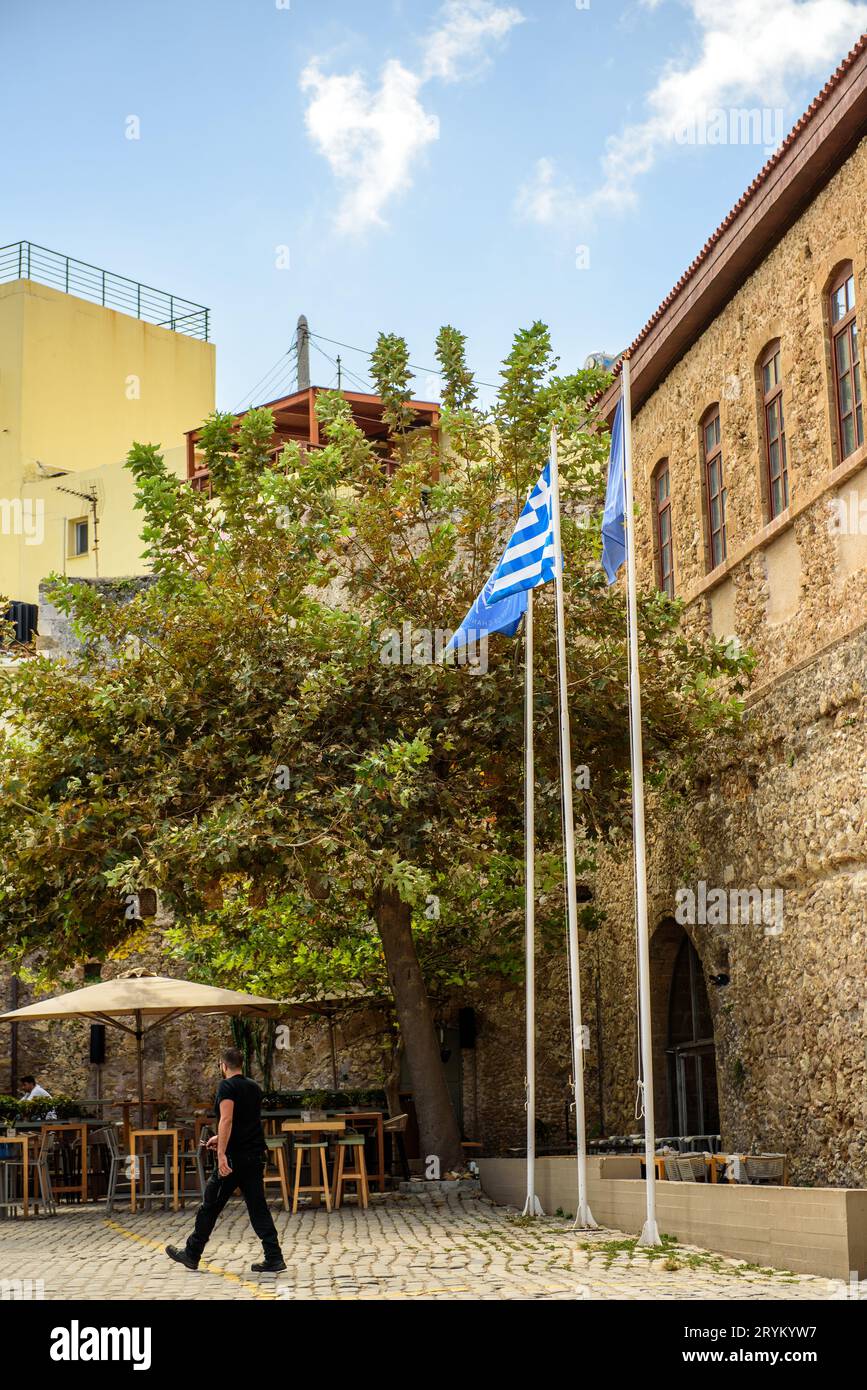 Eine griechische Flagge und Flagge der EU vor einem alten Steinhaus in Chania Kreta. Stockfoto