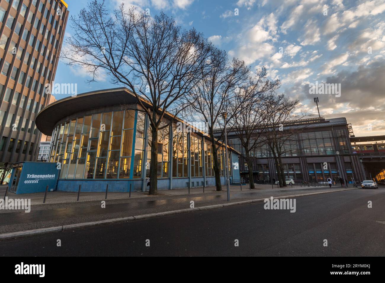 Tränenpalast, ehemalige Check-in-Halle am Grenzübergang Friedrichstraße, Berlin, Deutschland Stockfoto
