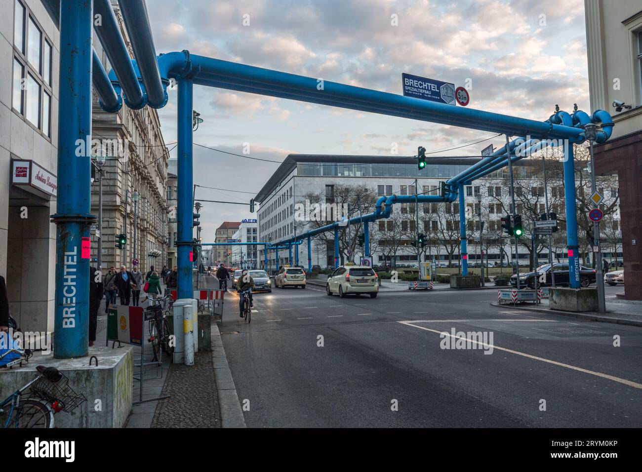 Blaue Rohre zur Ableitung von Grundwasser von Baustellen in die Spree, Berlin, Deutschland Stockfoto
