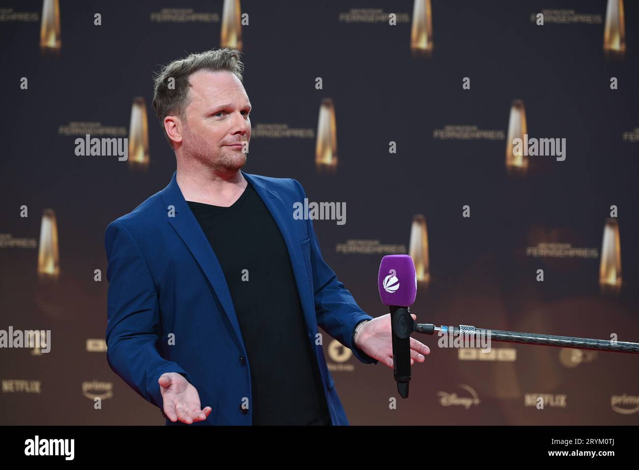 Moderator und Komiker Ralf Schmitz kommt zur Gala und Verleihung des Deutschen Fernsehpreises in Köln. *** Presenter und Comedian Ralf Schmitz kommt zur Gala und Preisverleihung des Deutschen Fernsehpreises in Köln Credit: Imago/Alamy Live News Stockfoto