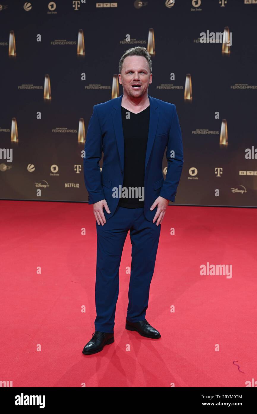 Moderator und Komiker Ralf Schmitz kommt zur Gala und Verleihung des Deutschen Fernsehpreises in Köln. *** Presenter und Comedian Ralf Schmitz kommt zur Gala und Preisverleihung des Deutschen Fernsehpreises in Köln Credit: Imago/Alamy Live News Stockfoto