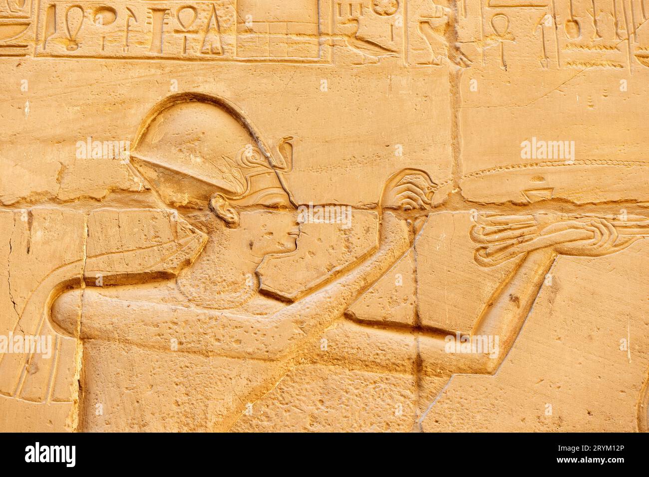 Antike geschnitzte ägyptische Symbole und Hieroglyphen an den Wänden des Karnak-Tempels in Ägypten Stockfoto