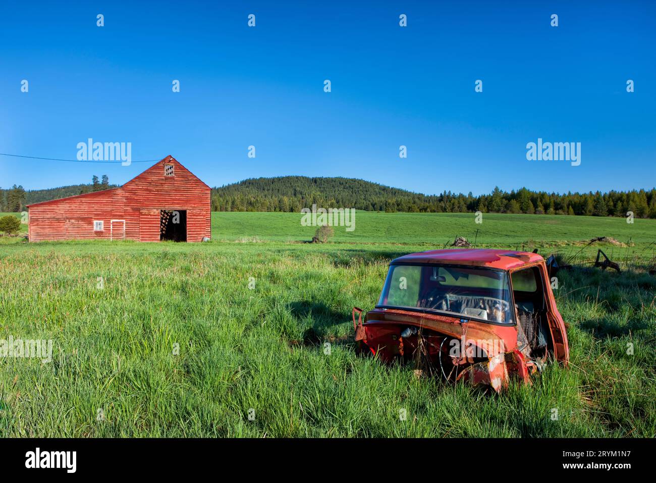 Alter Lkw und Scheune. Stockfoto