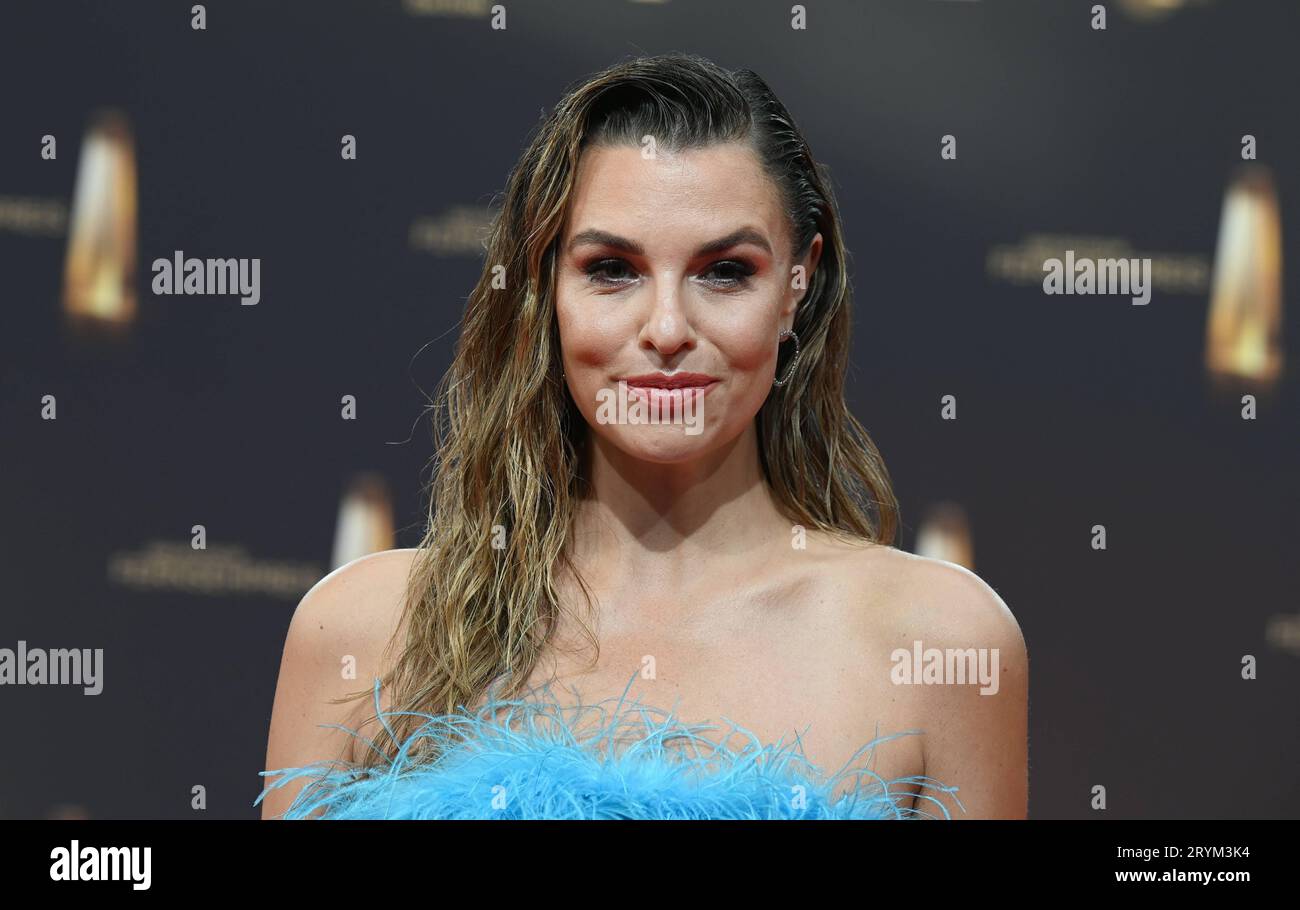 Moderatorin Laura Wontorra kommt zur Gala und Verleihung des Deutschen Fernsehpreises in Köln. *** Moderatorin Laura Wontorra kommt zur Gala und Preisverleihung des Deutschen Fernsehpreises in Köln Credit: Imago/Alamy Live News Stockfoto